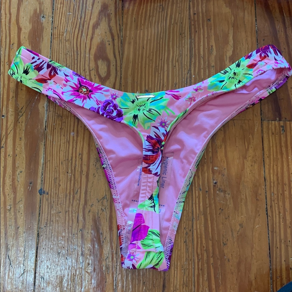 Victoria’s Secret Thong Bikini - Picture 7 of 8